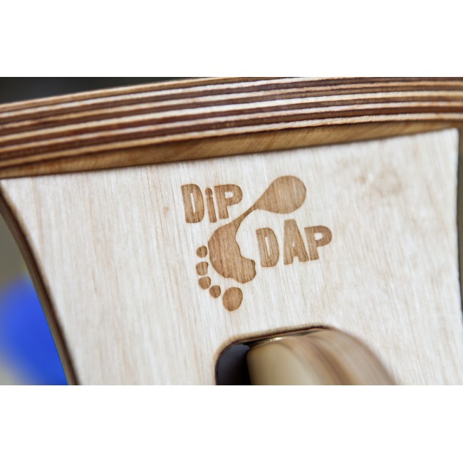 DIP DAP logo uz koka skrejriteņa